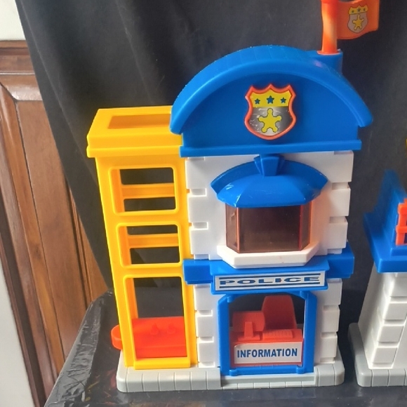 Police Station Playset with Blue and Orange Details - Picture 2 of 10